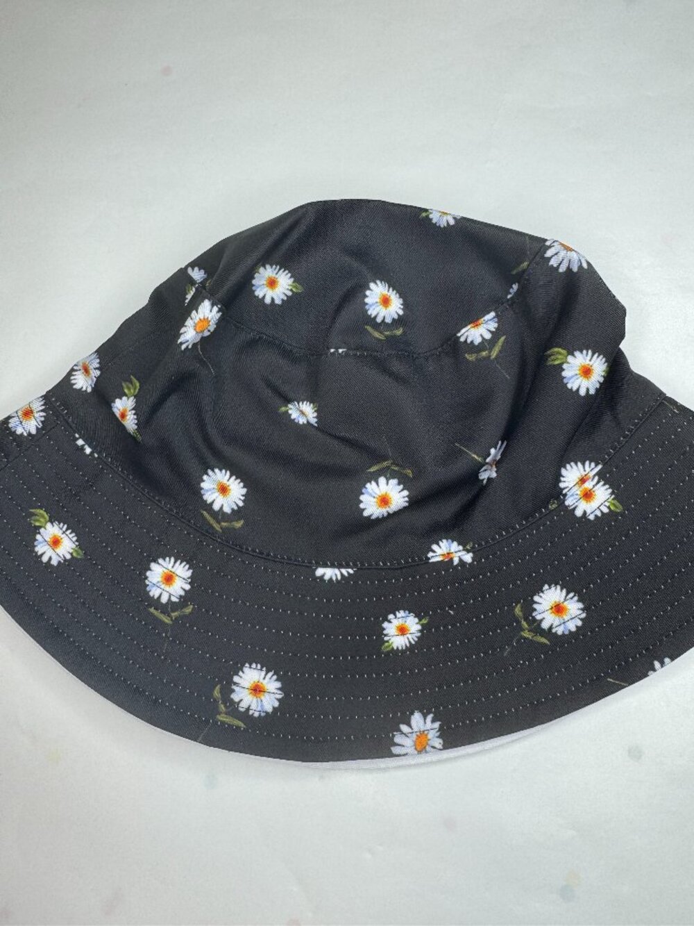 Alice + Olivia Reversible Bucket Hat Black Daisy Floral / White NWT